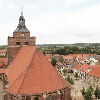 Bild vergr&ouml;&szlig;ern: Nicolaikirche mit Kleinem Markt und Neptunbrunnen